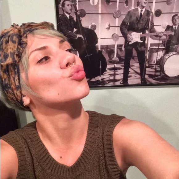 Loryn- Top rated seller/ POSH AMBASSADOR π - Picture 5 of 5